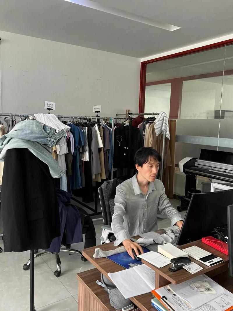 时装设计界的风暴：创意与技术的激烈碰撞